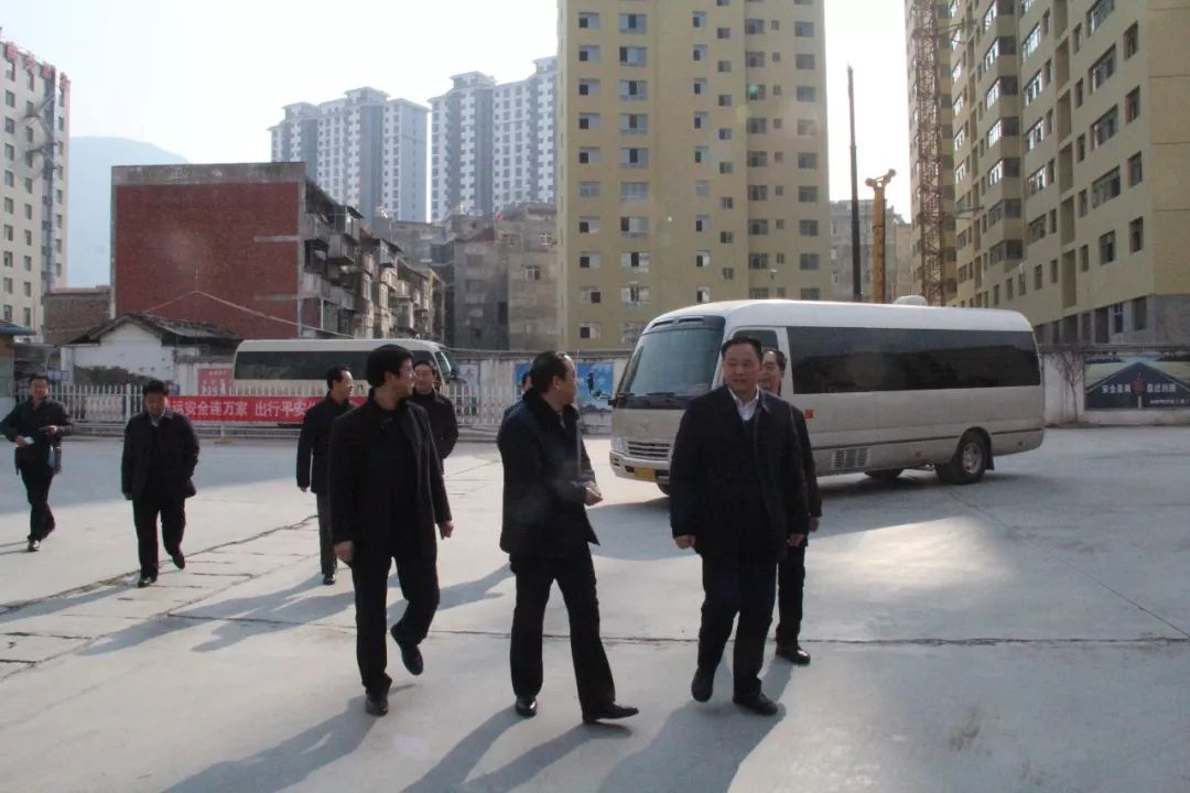 隴南市委常委、常務(wù)副市長張慶宏、副市長徐世林、市人大副主任陳榮等一行深入隴運集團公司武都汽車站開展春節(jié)前走訪慰問活動