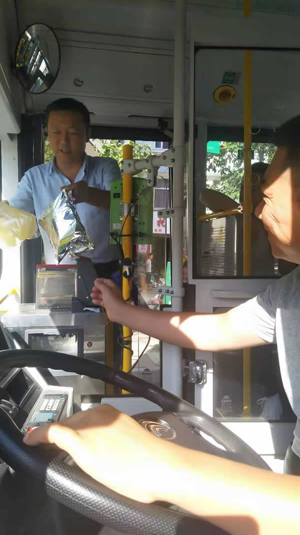 隴運(yùn)集團(tuán)公司開(kāi)展“夏送清涼”慰問(wèn)一線(xiàn)職工活動(dòng)