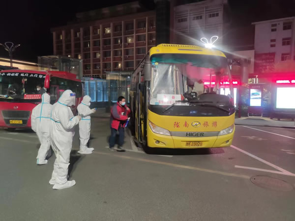 隴運(yùn)集團(tuán)公司“點(diǎn)對(duì)點(diǎn)”愛(ài)心直通車(chē)護(hù)送返鄉(xiāng)人員平安回家